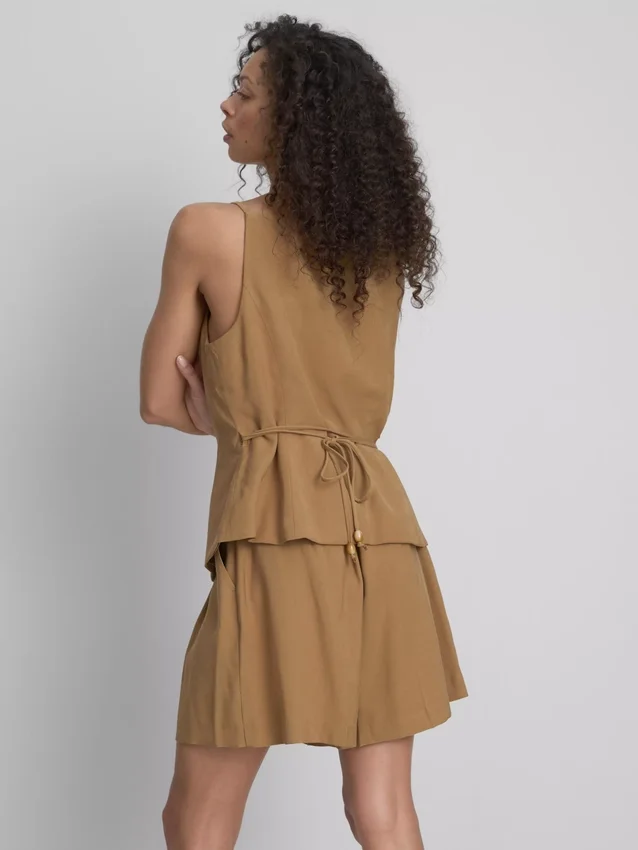 Chaleco con dobladillo tipo peplum de Paula Echevarría