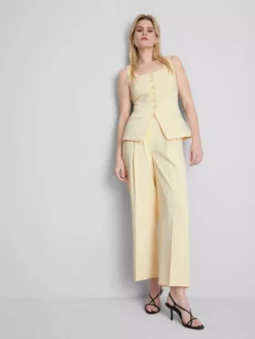 Chaleco lila con cuello redondo