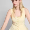 Chaleco lila con cuello redondo