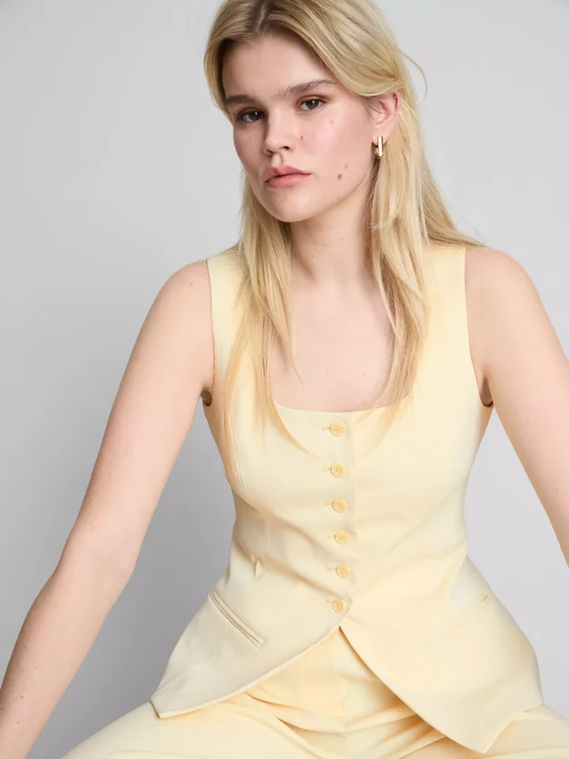 Chaleco lila con cuello redondo