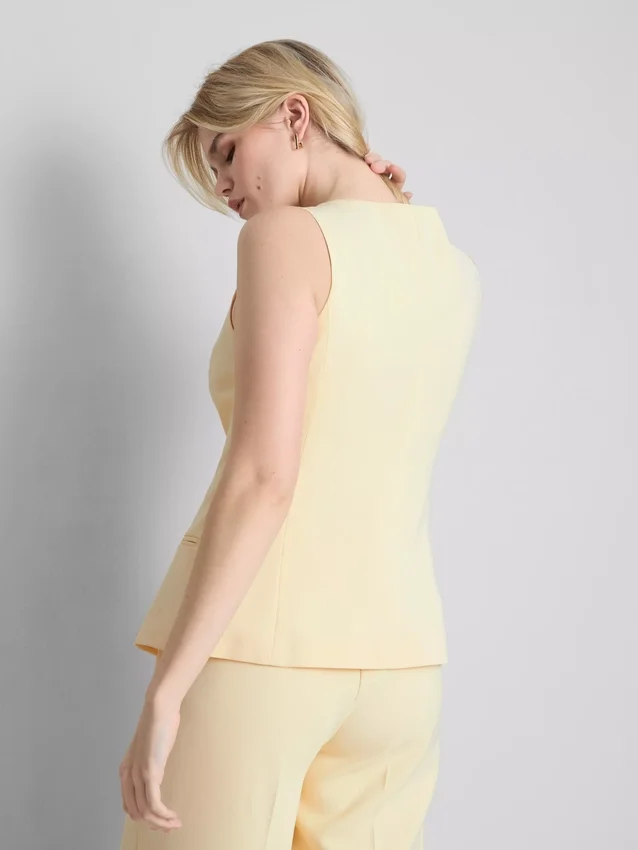 Chaleco lila con cuello redondo