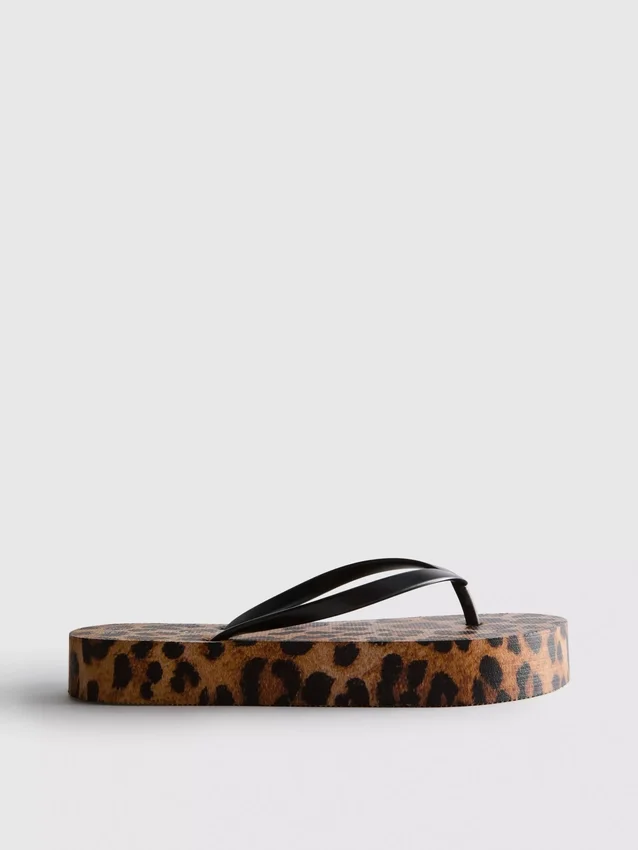 Chanclas con plataforma y estampado de leopardo