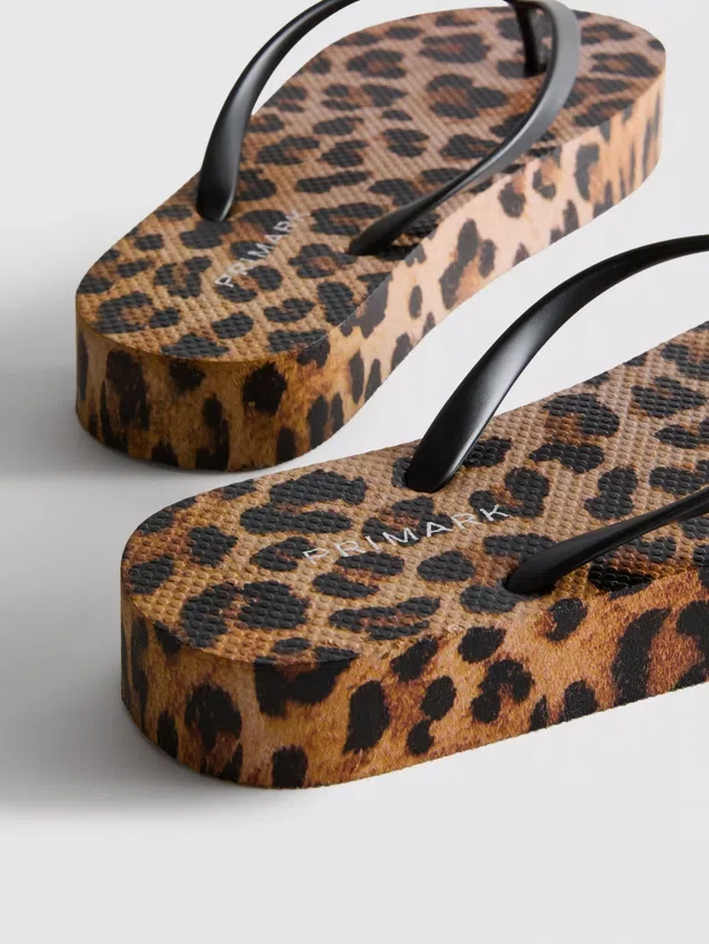 Chanclas con plataforma y estampado de leopardo