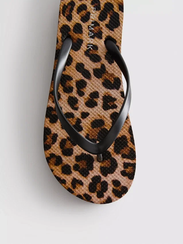 Chanclas con plataforma y estampado de leopardo