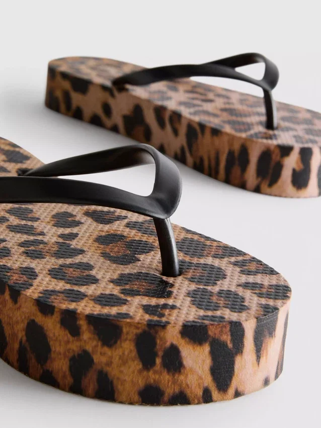Chanclas con plataforma y estampado de leopardo