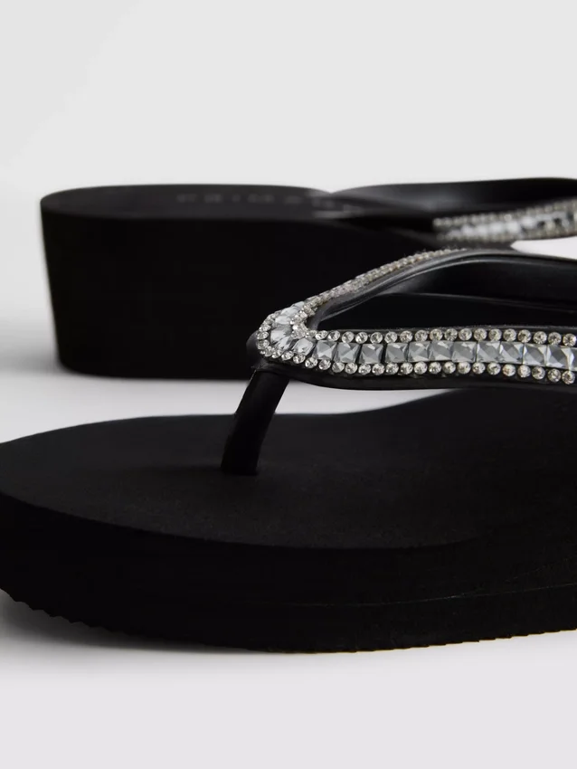 Chanclas de cuña con pedrería