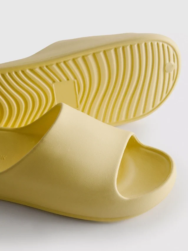 Chanclas moldeadas para piscina