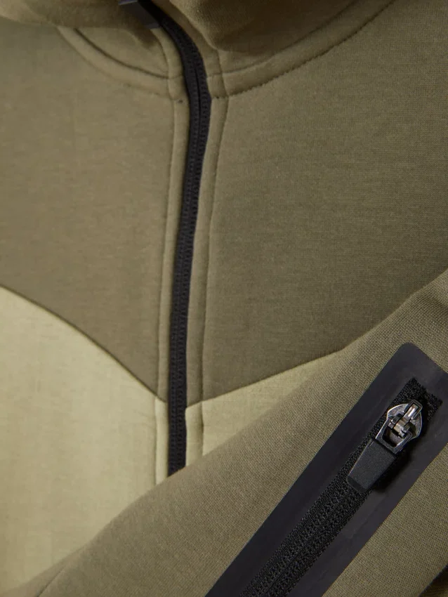Chaqueta con capucha y cremallera