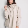 Chaqueta corta de lluvia ajustada