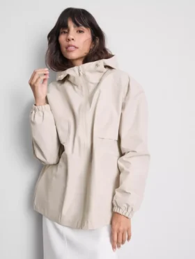 Chaqueta corta de lluvia ajustada