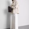 Chaqueta corta de lluvia ajustada