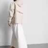 Chaqueta corta de lluvia ajustada