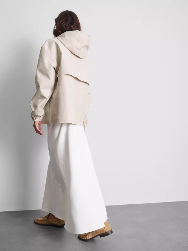 Chaqueta corta de lluvia ajustada