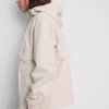 Chaqueta corta de lluvia ajustada