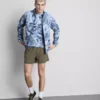 Chaqueta deportiva con cuello de embudo y cremallera