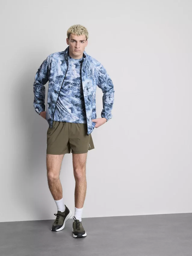 Chaqueta deportiva con cuello de embudo y cremallera