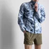 Chaqueta deportiva con cuello de embudo y cremallera