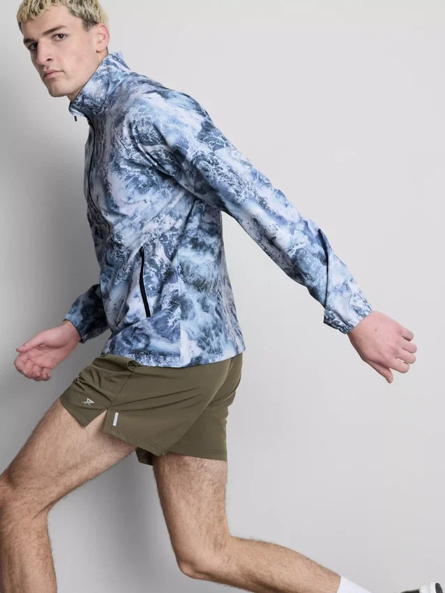 Chaqueta deportiva con cuello de embudo y cremallera