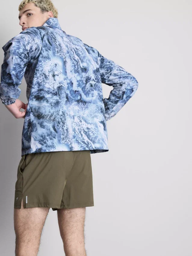 Chaqueta deportiva con cuello de embudo y cremallera