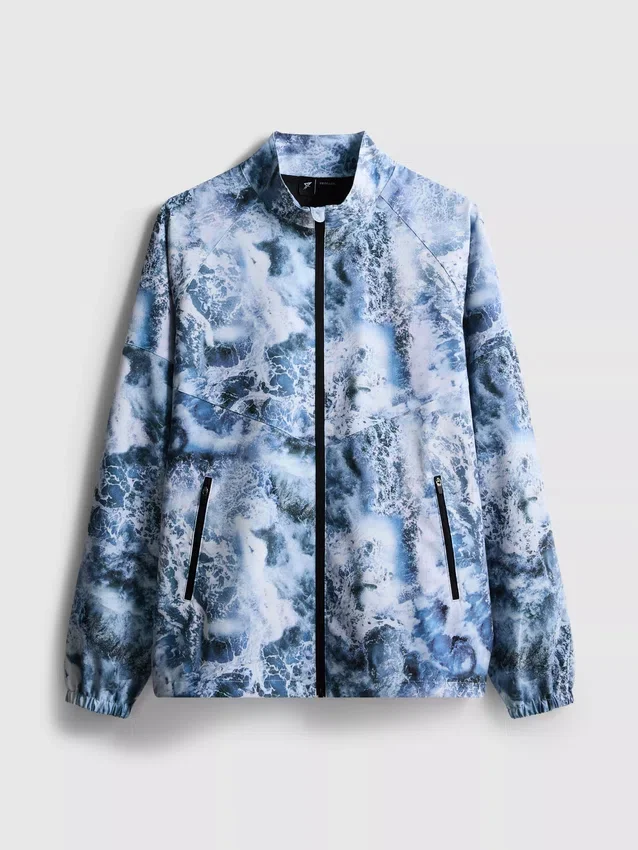 Chaqueta deportiva con cuello de embudo y cremallera