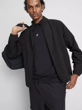 Chaqueta deportiva de cuello alto