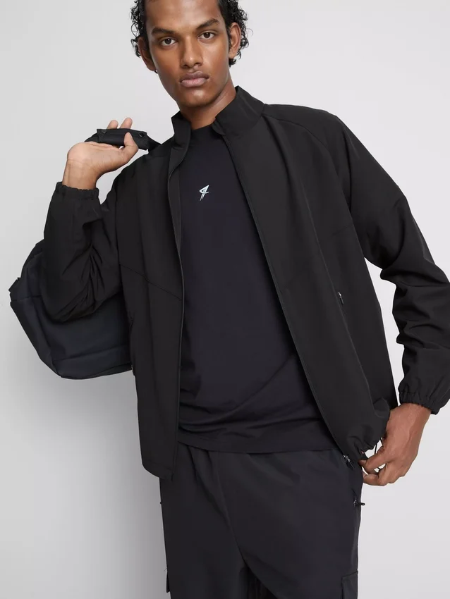 Chaqueta deportiva de cuello alto
