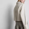 Chaqueta impermeable de corte cuadrado con doble botonadura