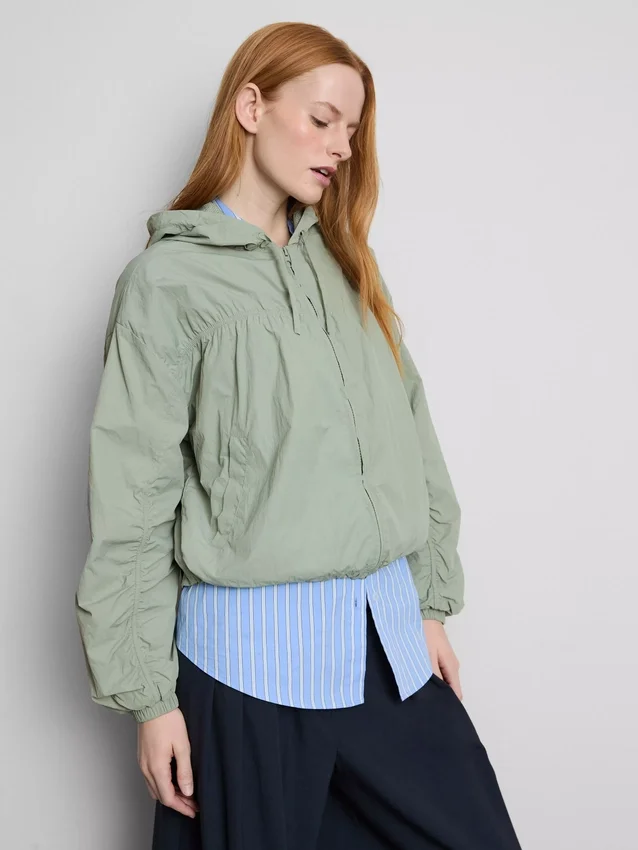 Chaqueta ligera con fruncidos