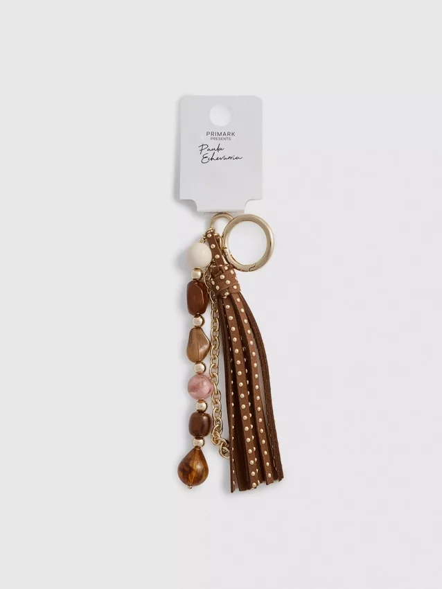 Colgante para bolso con borla y cuentas de Paula Echevarría