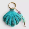 Colgante para bolso con inicial en forma de concha