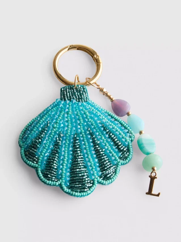 Colgante para bolso con inicial en forma de concha