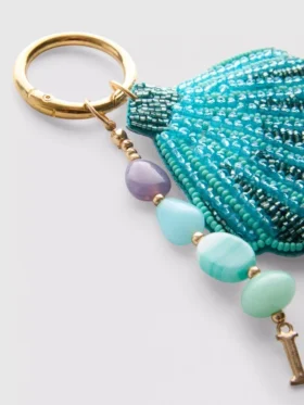 Colgante para bolso con inicial en forma de concha