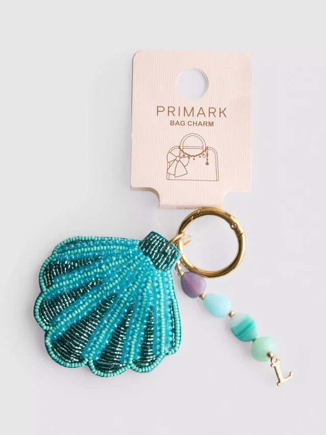Colgante para bolso con inicial en forma de concha