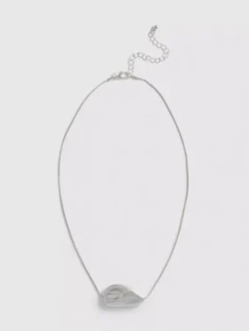 Collar con colgante de metal