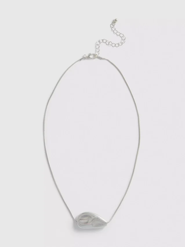 Collar con colgante de metal