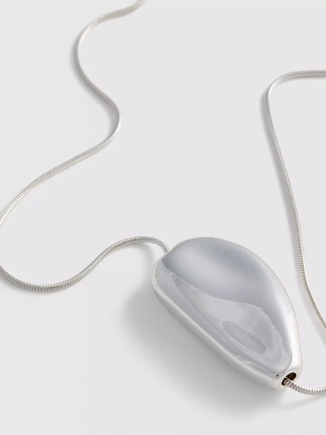 Collar con colgante de metal