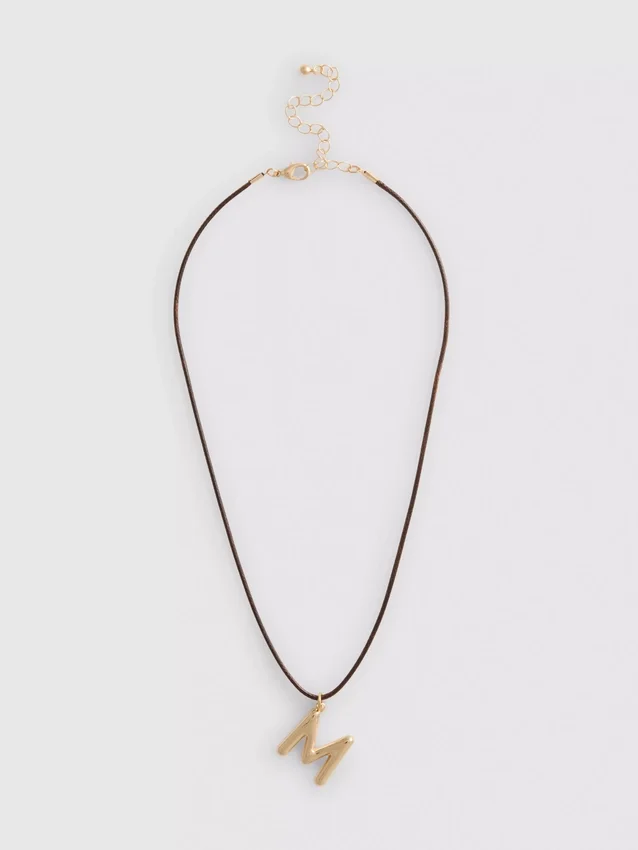 Collar con cordón y colgante de inicial