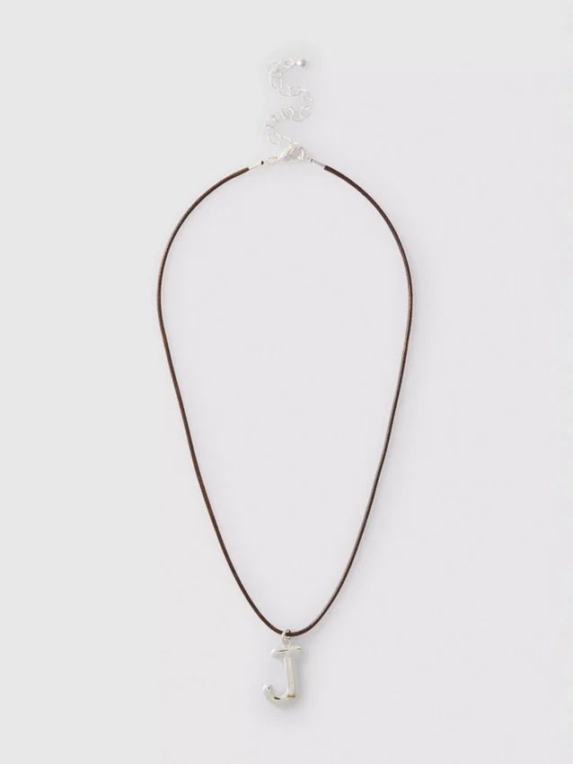 Collar con cordón y colgante de inicial