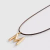 Collar con cordón y colgante de inicial
