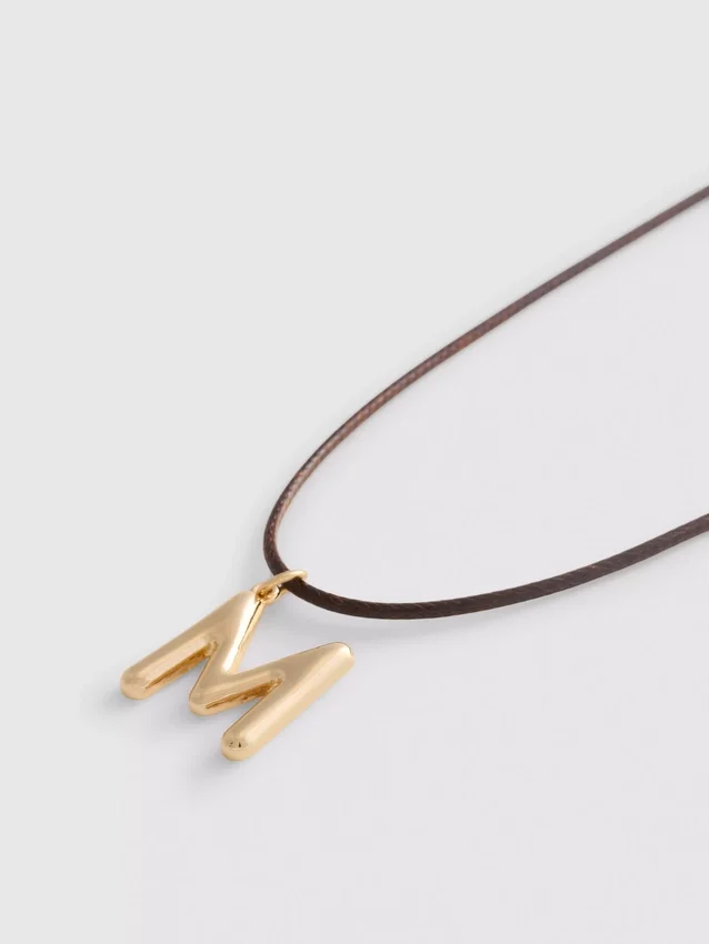 Collar con cordón y colgante de inicial