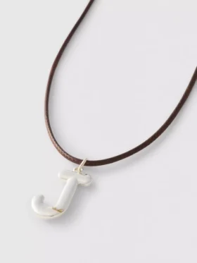 Collar con cordón y colgante de inicial