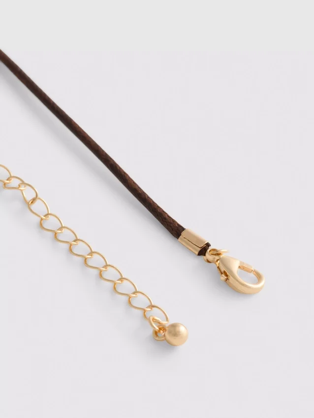 Collar con cordón y colgante de inicial