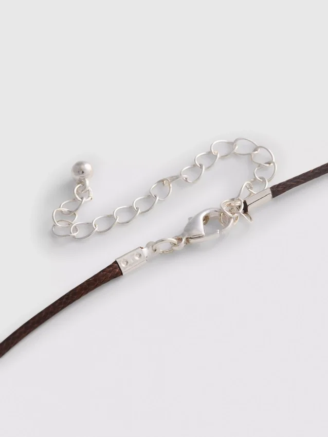 Collar con cordón y colgante de inicial