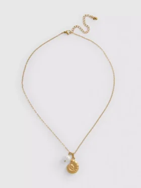 Collar con dije de concha resistente al agua