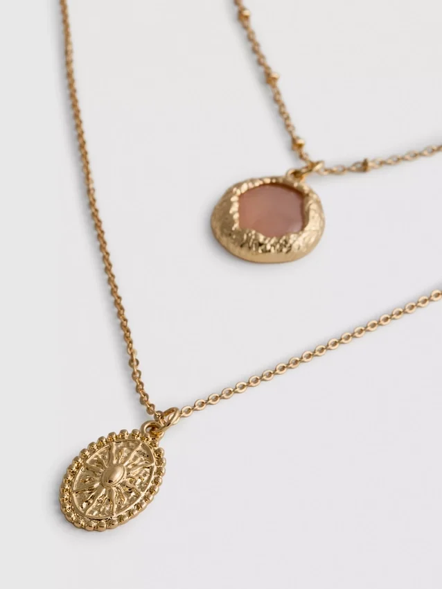 Collares boho en capas de Paula Echevarría