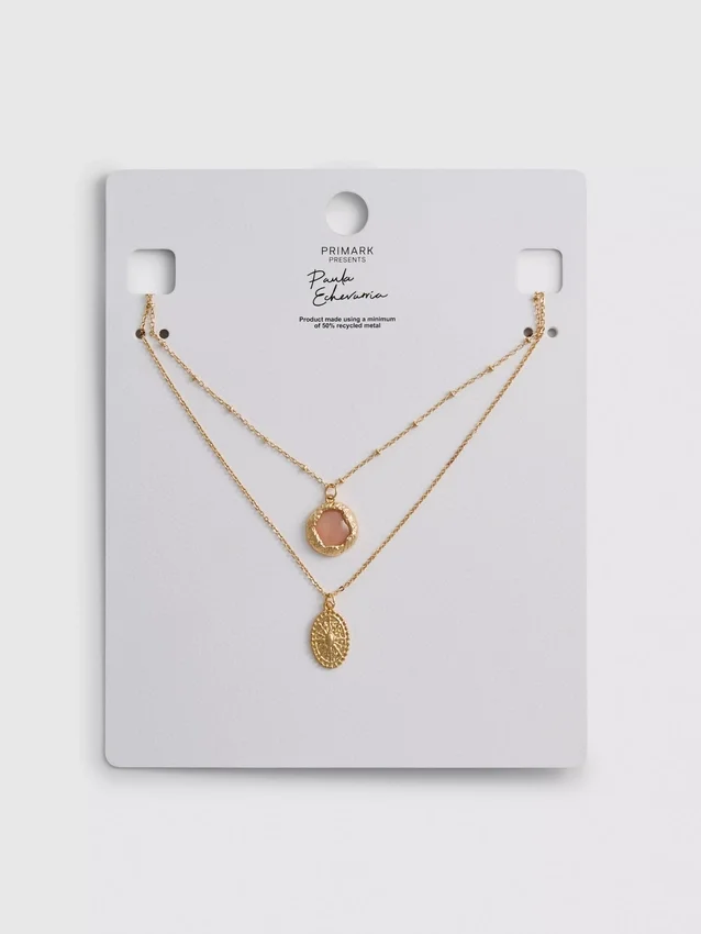 Collares boho en capas de Paula Echevarría