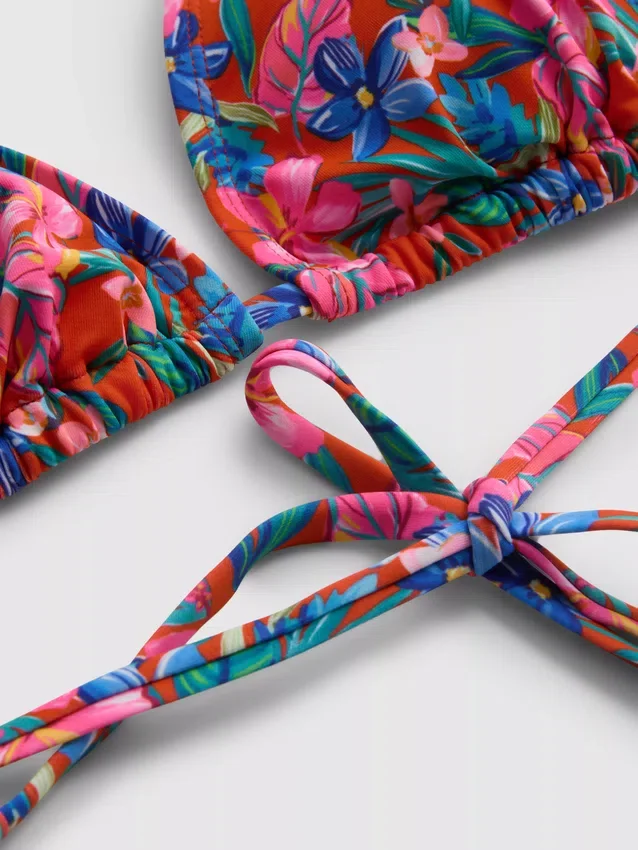 Conjunto de bikini triangular brasileño