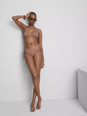 Conjunto de bikini triangular con lazos laterales
