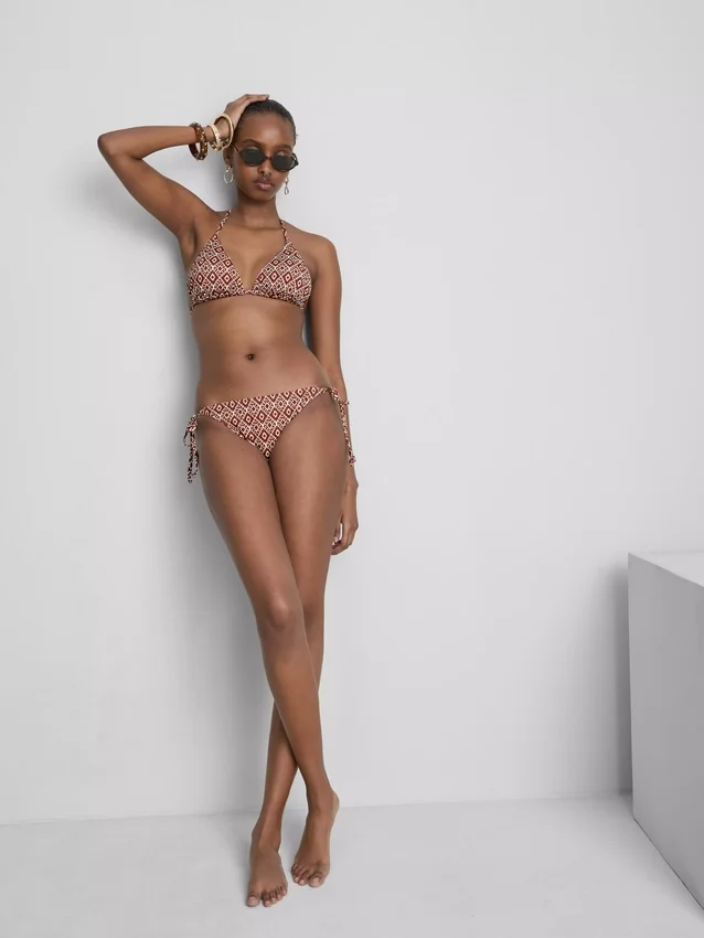 Conjunto de bikini triangular con lazos laterales