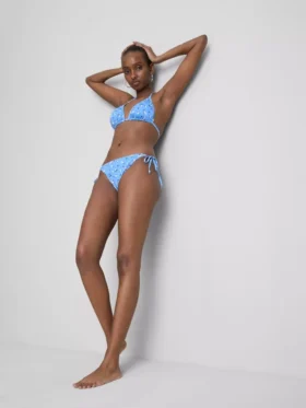 Conjunto de bikini triangular con lazos laterales
